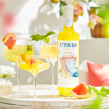 Produktbild für 'Mundgeblasene Kristall-Weingläser: Moderne Eleganz für Ihre Bar'