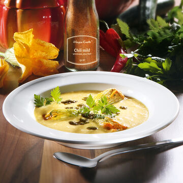 Produktbild für 'Pikante Kürbiscremesuppe mit gefüllten Zucchiniblüten und Koriander-Pesto'
