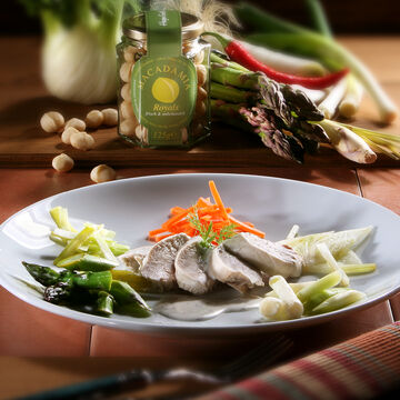 Produktbild für 'Pochierte Pouladenbrust mit Kokos-Zitronengras-Sauce und Gemüse-Julienne'