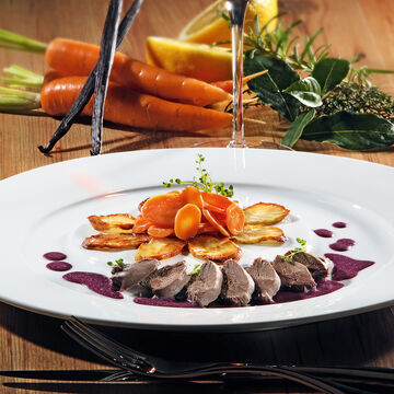 Produktbild für 'Pochierte Taubenbrust, Topinambur-Chips und Vanille-Möhren auf Rotwein-Butter-Sauce'