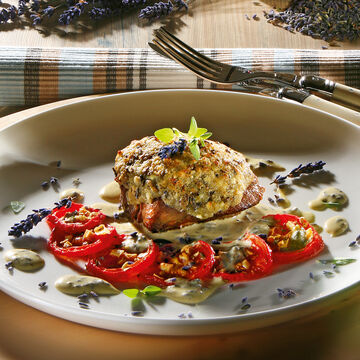 Produktbild für 'Rinderfilet mit Lavendelblüten-Schafskäse-Kruste, Ofentomaten und Lavendel-Emulsion'