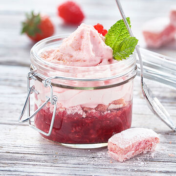 Produktbild für 'Rote Früchte Kompott mit Biskuits Roses de Reimes und rosa Mousse'