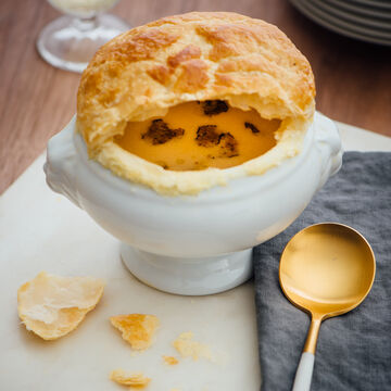 Produktbild für 'Sellerie-Trüffel-Rahmsuppe mit Blätterteighäubchen'