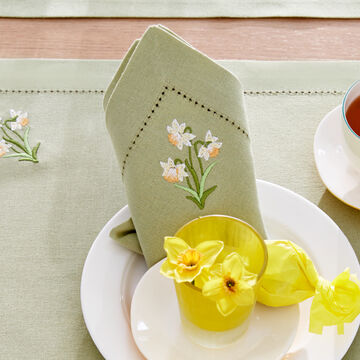 Produktbild für 'Serviette mit aufwendiger Narzissenstickerei bringt den Frühling ins Haus'