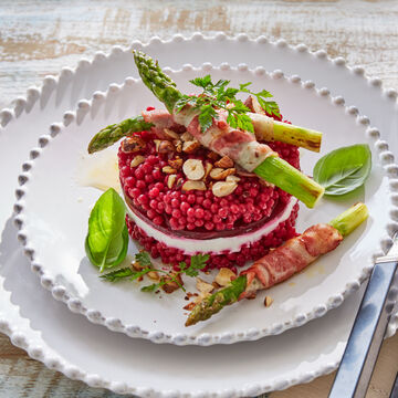 Produktbild für 'Spargel in Bacon an Rote Bete Perl-Couscous'