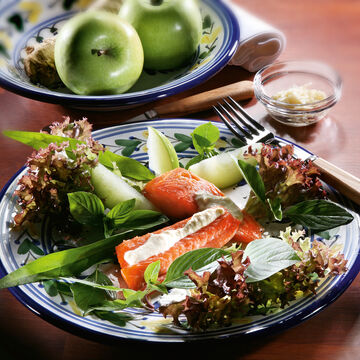 Produktbild für 'Warm geräuchertes Lachsforellenfilet mit Apfel-Sellerie-Creme auf Salatbouquet'
