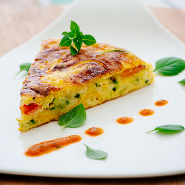 Produktbild für 'Zucchini-Spaghetti-Frittata auf Tomaten-Basilikum-Sauce'