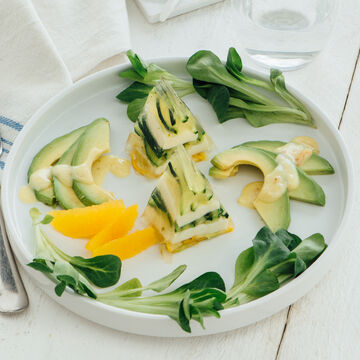 Produktbild für 'Zucchininudel-Mozzarella-Terrine auf Avocado-Orangen-Salat'