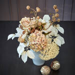 Produktbild für 'Festliches Blumenarrangement in edlem Gold und Creme'