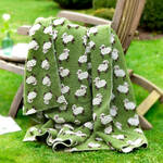Produktbild für 'Wärmende Walk-Wolldecke mit Schäfchen-Relief-Motiv'