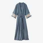 Produktbild für 'Eleganter Kimono mit aufwendiger Blütenbordüre'