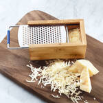 Produktbild für 'Ultrascharfe Laser-Cut-Parmesanreibe mit Olivenholz-Auffangbehälter'
