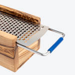 Produktbild für 'Ultrascharfe Laser-Cut-Parmesanreibe mit Olivenholz-Auffangbehälter'