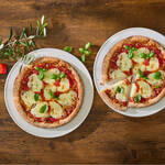 Produktbild für '2er-Set Italienischer Pizzaboden - einfach belegen und minutenschnell backen'