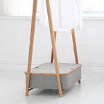 Produktbild für 'Faltbare Design-Garderobe mit Staufach schafft nachhaltig Ordnung'