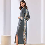 Produktbild für 'Eleganter Kimono mit aufwendiger Blütenbordüre'