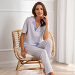 Produktbild für 'Nobler Pyjama mit Seidensatin-Detail'