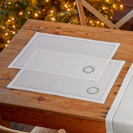 Produktbild für 'Feine, handbestickte Tischsets mit Kranz-Motiv'