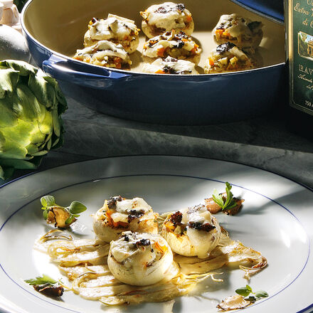 Produktbild für 'Gratinierte Champignons mit Trüffel-Ziegenkäse-Füllung auf Artischocken-Carpaccio'