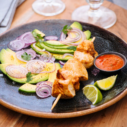 Produktbild für 'Hähnchen Spieße auf Avocado mit roter Chili Salsa'