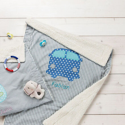 Produktbild für 'Kuscheldecke Bus mit gesticktem Namenszug für kleine Persönlichkeiten'