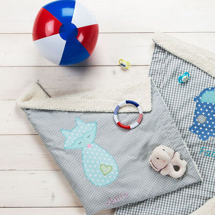 Produktbild für 'Kuscheldecke Katze mit gesticktem Namenszug für kleine Persönlichkeiten'