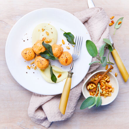 Produktbild für 'Lachsklößchen auf Selleriepüree mit frittiertem Salbei und Pinienkernen'