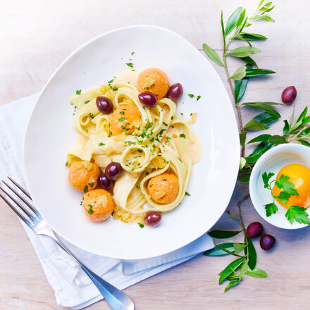 Produktbild für 'Lachsklößchen in Zitronensauce mit Tagliatelle'