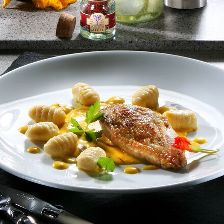 Produktbild für 'Perlhuhnbrust mit Kürbis-Ziegenkäse-Gnocchi und Kürbis-Safran-Sauce'