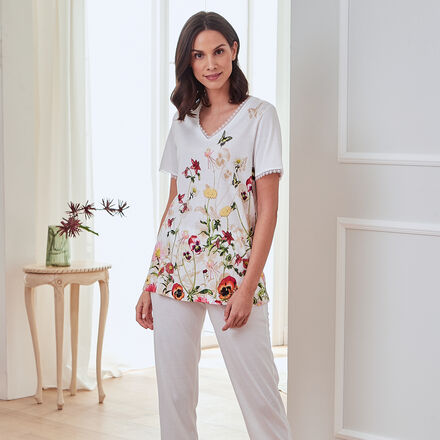 Produktbild für 'Romantik-Pyjama mit zarten Spitzen-Details'