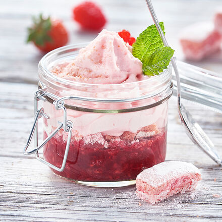 Produktbild f�r 'Rote Fr�chte Kompott mit Biskuits Roses de Reimes und rosa Mousse'
