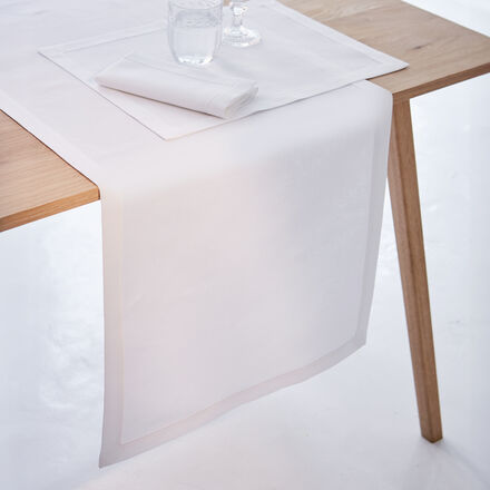 Produktbild für 'Tischläufer - Englische Herrenhaus-Tischwäsche aus Halbleinen: Strahlend weiß, schlicht, zeitlos elegant'