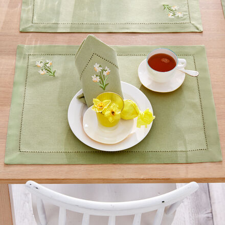 Produktbild für 'Tischset mit aufwendiger Narzissenstickerei bringt den Frühling ins Haus'