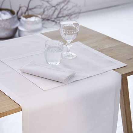 Produktbild für 'Tischsets - Englische Herrenhaus-Tischwäsche aus Halbleinen: Strahlend weiß, schlicht, zeitlos elegant'