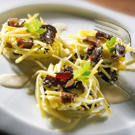 Produktbild für 'Trüffel-Carpaccio mit Kartoffelstreifen auf Trüffel-Emulsion'