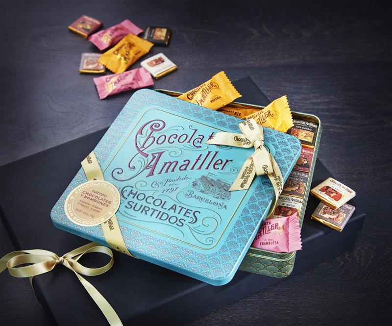 Geschenkbox mit spanischen Amatller Schokoladenpralinen in bunter Auswahl, dekorativ verpackt mit Schleife