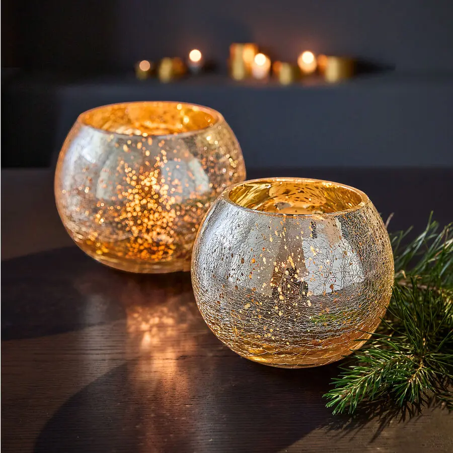 Zwei runde Glas-Windlichter in Goldoptik mit funkelndem Lichtspiel, elegante Weihnachtsdeko für festliche Abende