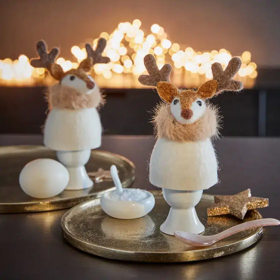 Origineller Eierwärmer aus Filz in Rentierform mit Geweih und Fellkragen, festliche Frühstücksdeko