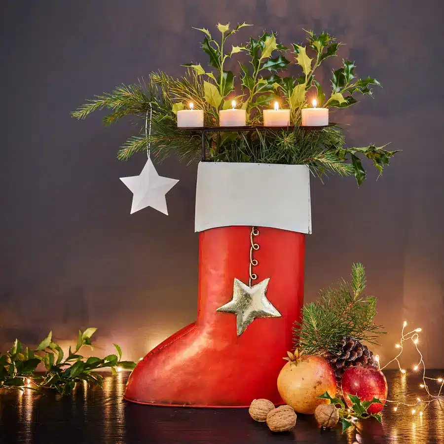Roter Metallstiefel mit 4 Kerzenhaltern und Tannengrün, dekorativer Adventsleuchter für Weihnachten