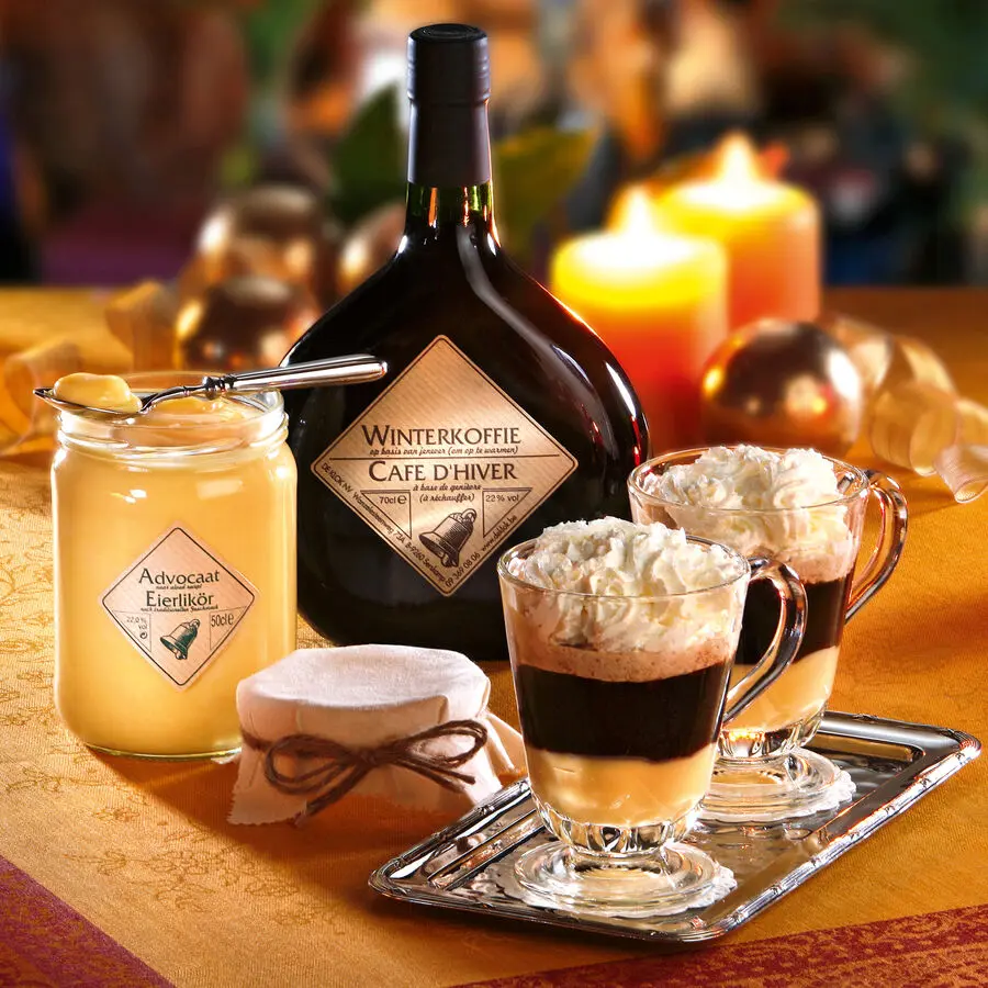 Genever Winterkoffie mit Advocaat Eierlikör, Schlagsahne und festlicher Stimmung