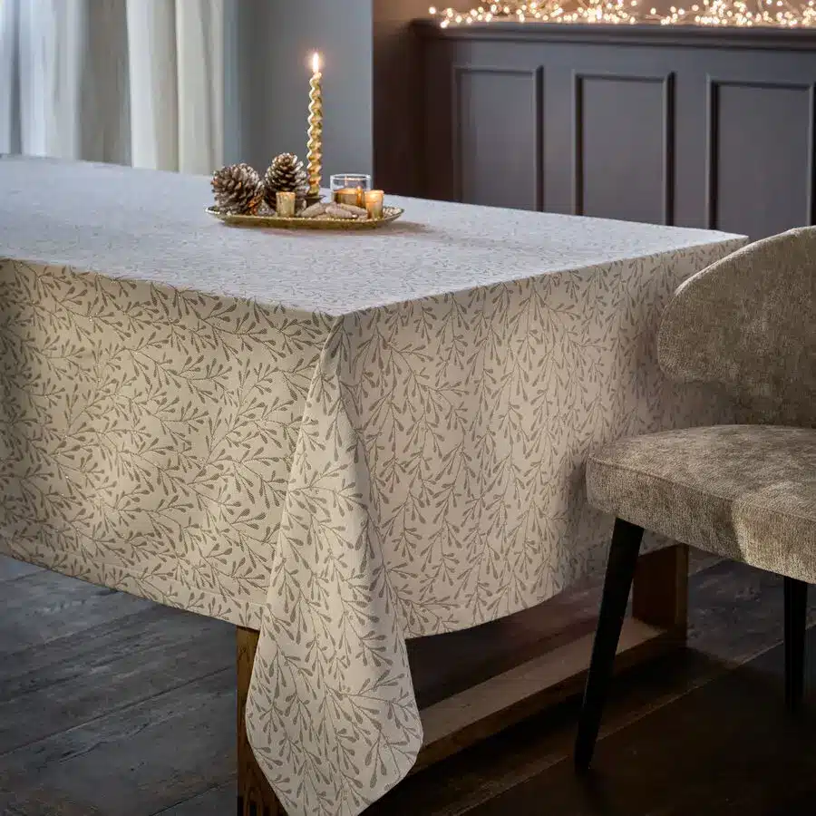 Beige Jacquard-Tischdecke mit Mistelzweig-Muster und Kerzendeko für festliche Tischdekoration
