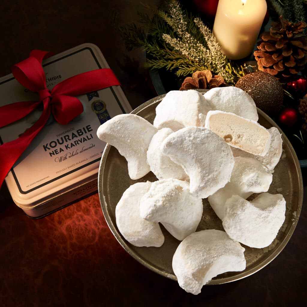 Kourabie Mandelgebäck aus Griechenland, traditionelles weißes Mürbeteiggebäck mit Puderzucker, festlich serviert.