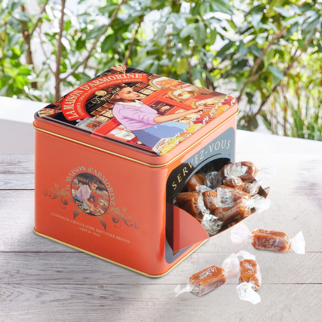 Bretonisches Karamell aus La Maison d’Armorine in nostalgischer Geschenkdose mit Spenderöffnung