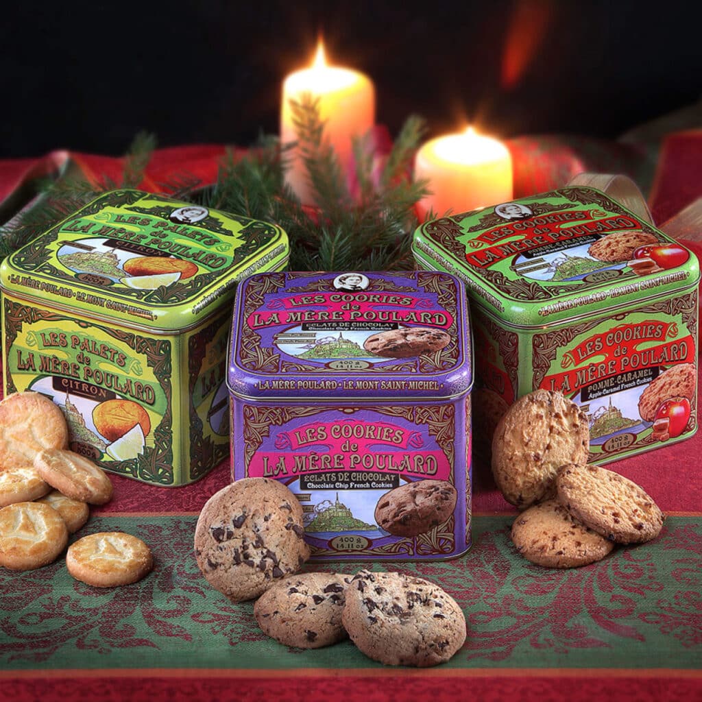 La Mère Poulard Butterkekse und Cookies in nostalgischen Blechdosen, festlich serviert mit Kerzen