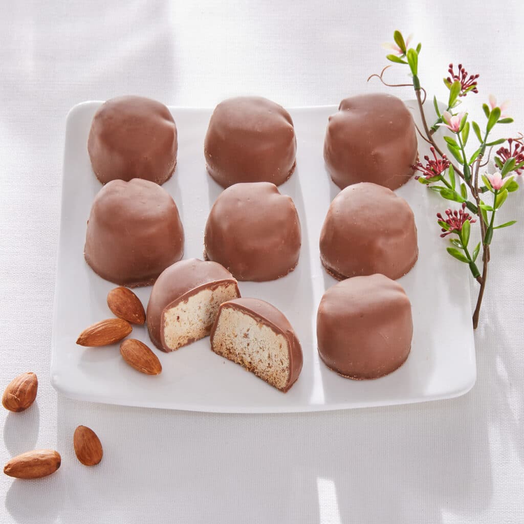 Feines griechisches Weihnachtsgebäck mit Mandeln und Schokolade, Nougat- und Konfektstücke, festlich serviert