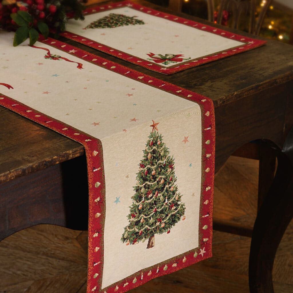 Tischläufer mit Weihnachtsbaum-Motiv und rotem Rand auf Holztisch dekoriert