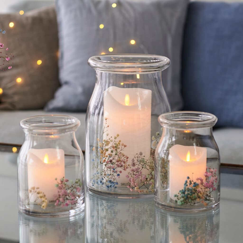 Drei Glaswindlichter mit LED-Kerzen und Trockenblumen in verschiedenen Größen
