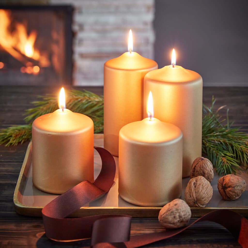 Festlich gedeckter Weihnachtstisch mit Kerzen, Geschirr und Tannenzweigen