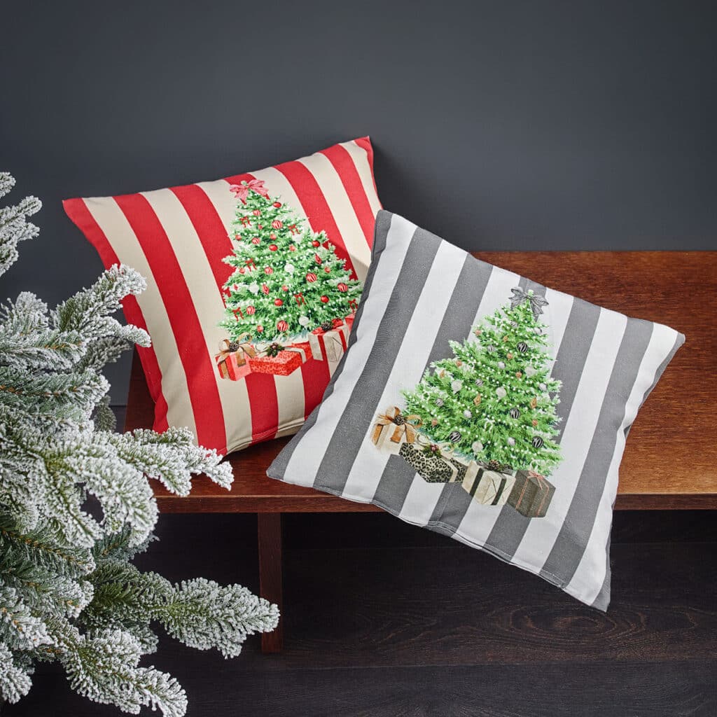 Weihnachtliche Laterne mit Kerze, Sternendeko und Kugeln, im Hintergrund Lichterglanz